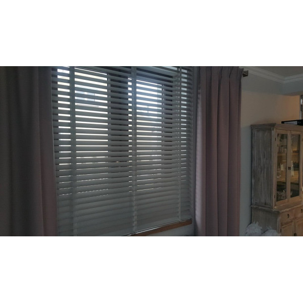 Żaluzje drewniane 50 mm monocommando na wymiar w kolorze AN_44_50 z kolekcji "Unique"