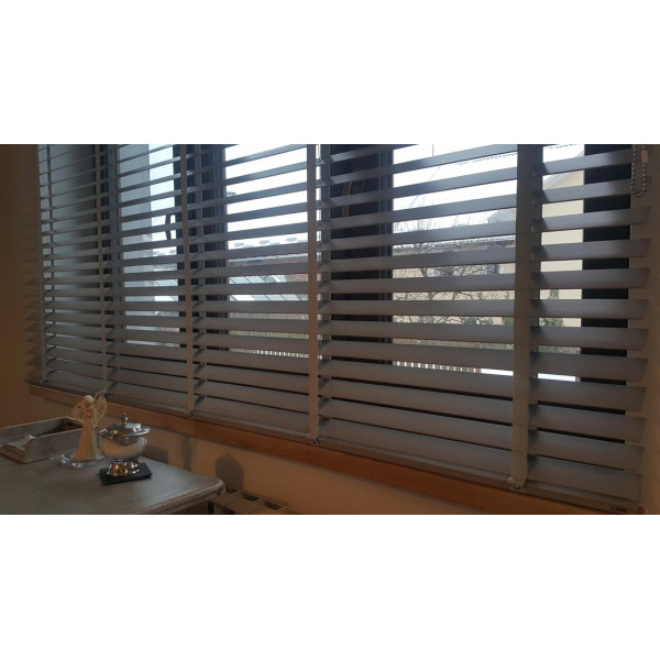 Żaluzje drewniane 50 mm monocommando na wymiar w kolorze AN_44_50 z kolekcji "Unique"