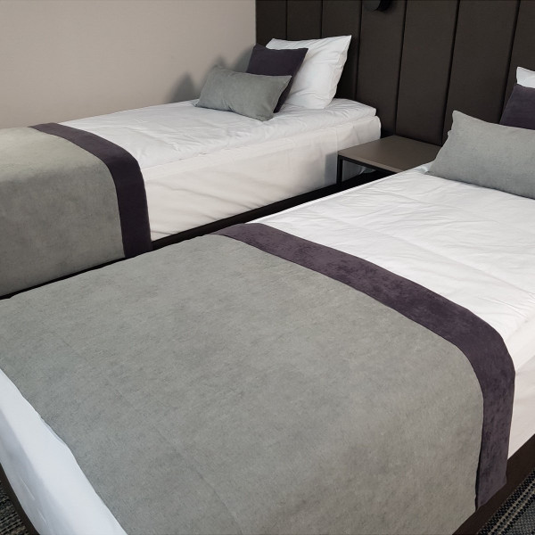 Narzuta na łóżko hotelowe PAS 330 w rozm. 80x170 cm za 30 szt.