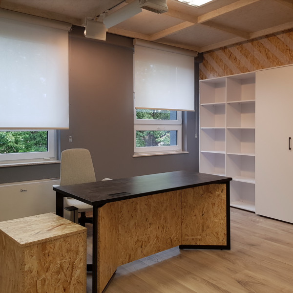 Roleta w kasecie aluminiowej rozm. 100x200 cm RM45 w biurze