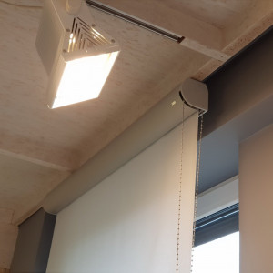 Roleta w kasecie aluminiowej rozm. 100x200 cm RM45 w biurze 2