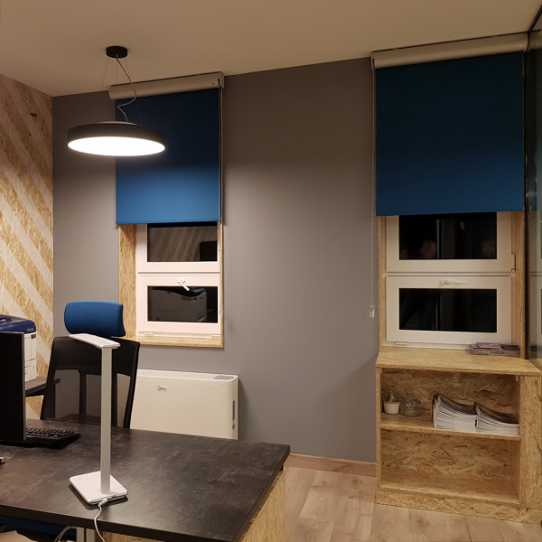 Roleta wewnętrzna na wymiar 83x195 cm zaciemniająca w kolorze niebieskim