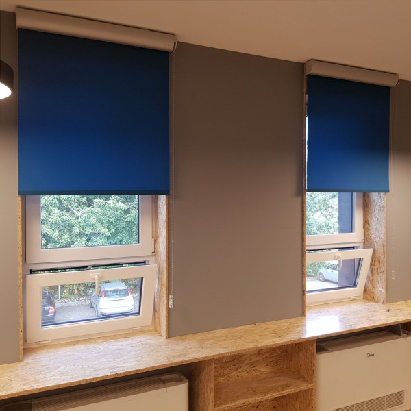 Roleta wewnętrzna na wymiar 83x195 cm zaciemniająca w kolorze niebieskim