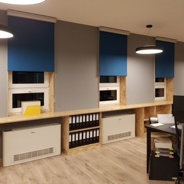 Roleta wewnętrzna na wymiar 83x195 cm zaciemniająca w kolorze niebieskim