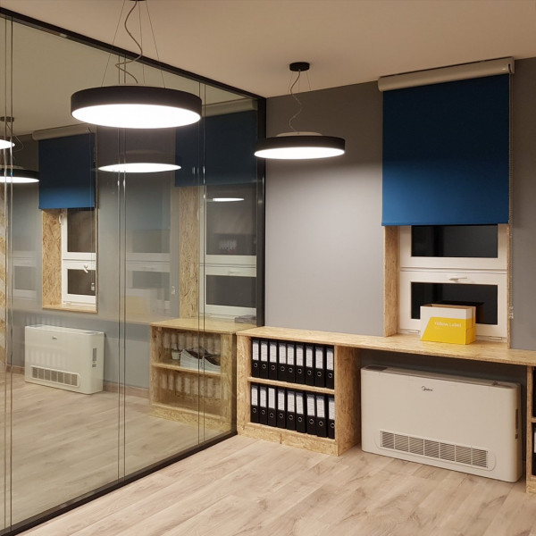 Roleta wewnętrzna na wymiar 83x195 cm zaciemniająca w kolorze niebieskim