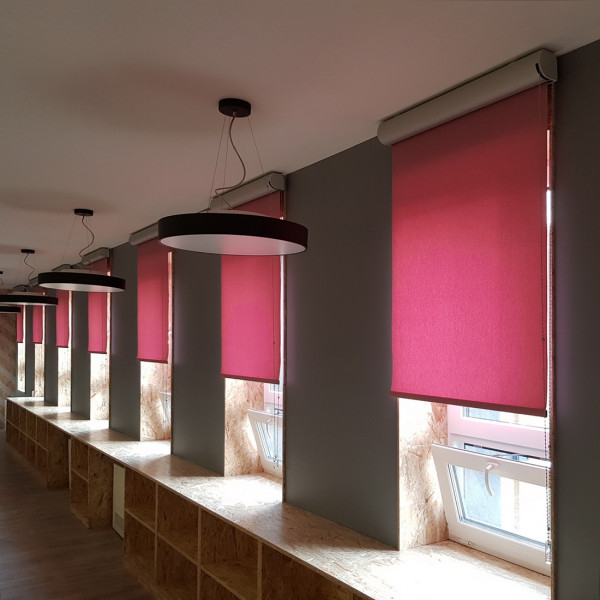 Roleta różowa w kasecie rozm. 84x198 cm RM45 w biurze