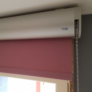 Roleta różowa w kasecie rozm. 84x198 cm RM45 w biurze 2