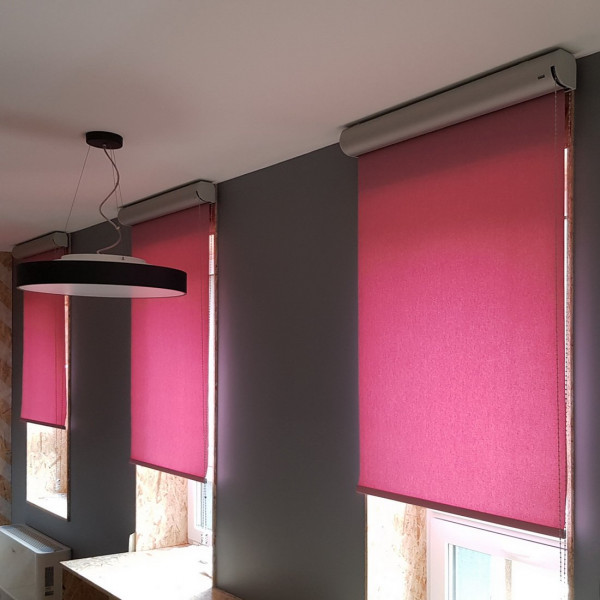 Roleta różowa w kasecie rozm. 84x198 cm RM45 w biurze