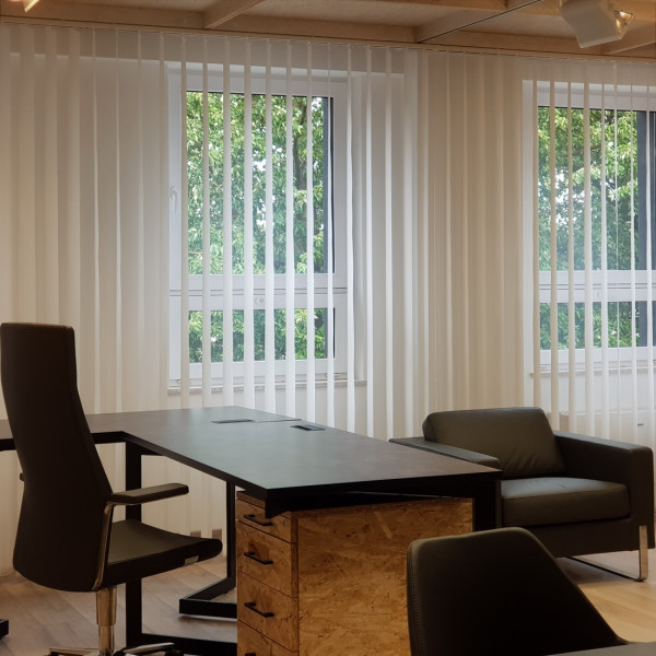 Żaluzje pionowe do biura w rozm. 220x270 cm kolor biały