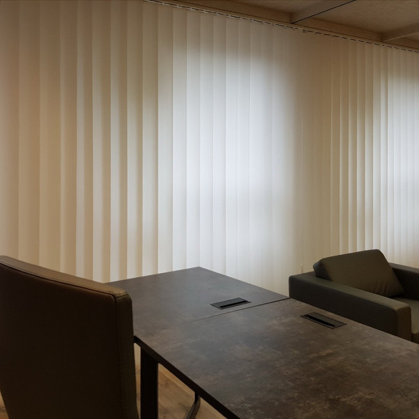 Żaluzje pionowe do biura w rozm. 220x270 cm kolor biały