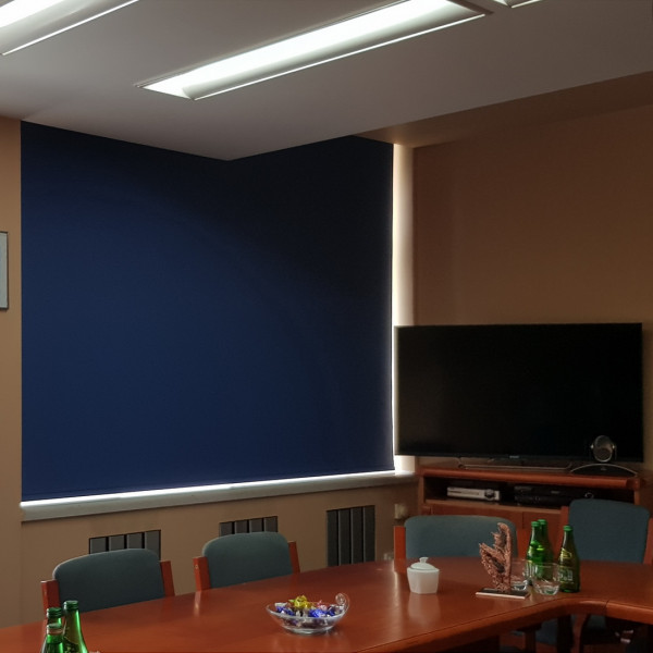 Roleta elektryczna wewnętrzna w rozm. 260x200 cm RM55