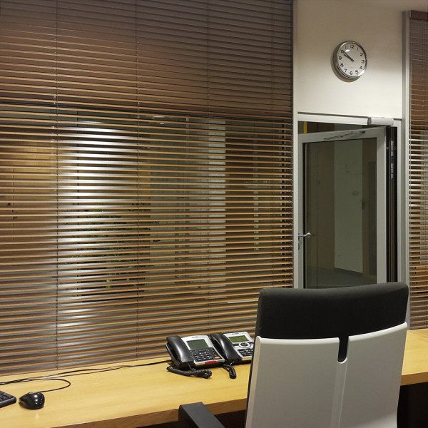 Żaluzje drewniane szerokie 50 mm w rozm. 220x300 cm