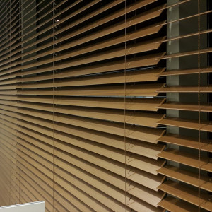 Żaluzje drewniane szerokie 50 mm w rozm. 220x300 cm 2