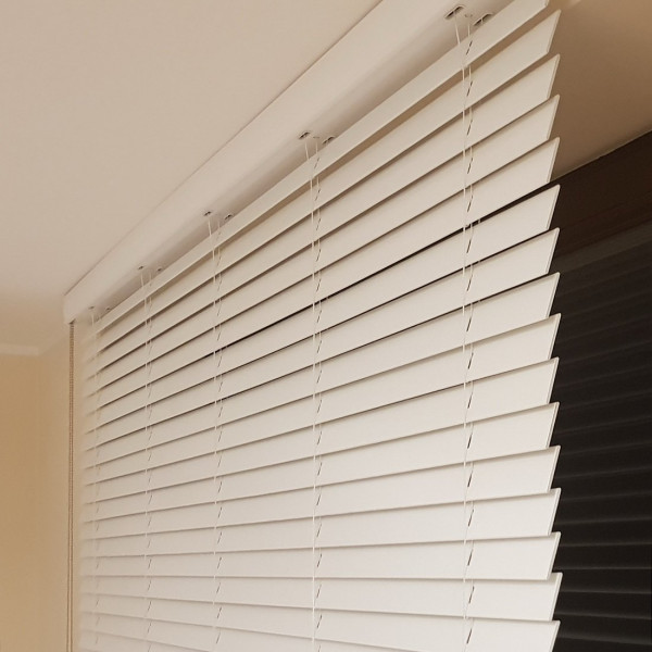 Żaluzje drewniane białe szerokie 180x160 cm Modern 50 mm