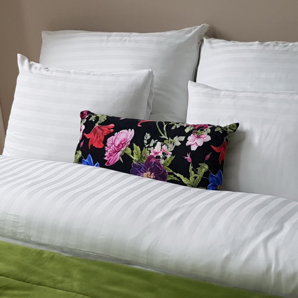 Poszewki dekoracyjne kwiaty w rozm. 30x60 cm SKY112/1 za 30 szt.