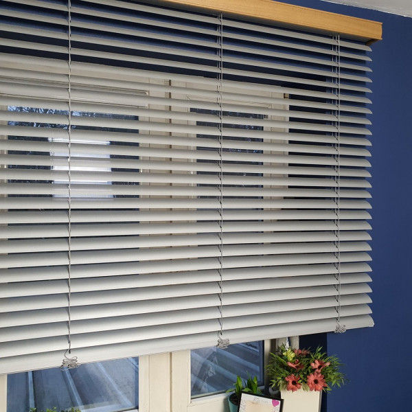 Żaluzja aluminiowa perforowana 50 mm szer. 150x170 cm z maskownicą