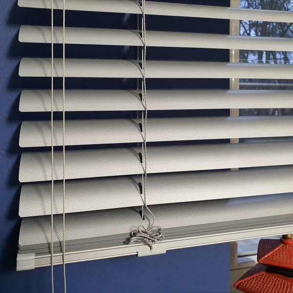 Żaluzja aluminiowa perforowana 50 mm szer. 150x170 cm z maskownicą